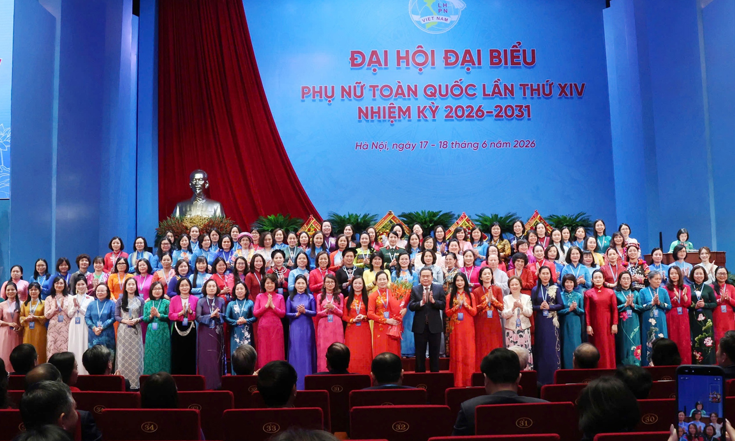Chủ tịch Quốc hội Trần Thanh Mẫn tặng hoa chúc mừng Ban Chấp hành Trung ương Hội Liên hiệp Phụ nữ Việt Nam khóa XIV. Chủ tịch Quốc hội Trần Thanh Mẫn tặng hoa chúc mừng Ban Chấp hành Trung ương Hội Liên hiệp Phụ nữ Việt Nam khóa XIV.