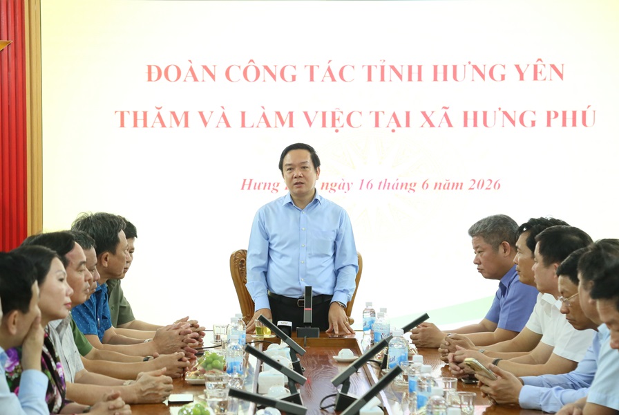 &Ocirc;ng Phạm Quang Ngọc, Ủy vi&ecirc;n Ban Chấp h&agrave;nh Trung ương Đảng, B&iacute; thư Tỉnh ủy ph&aacute;t biểu tại buổi l&agrave;m việc với l&atilde;nh đạo x&atilde; Hưng Ph&uacute;.