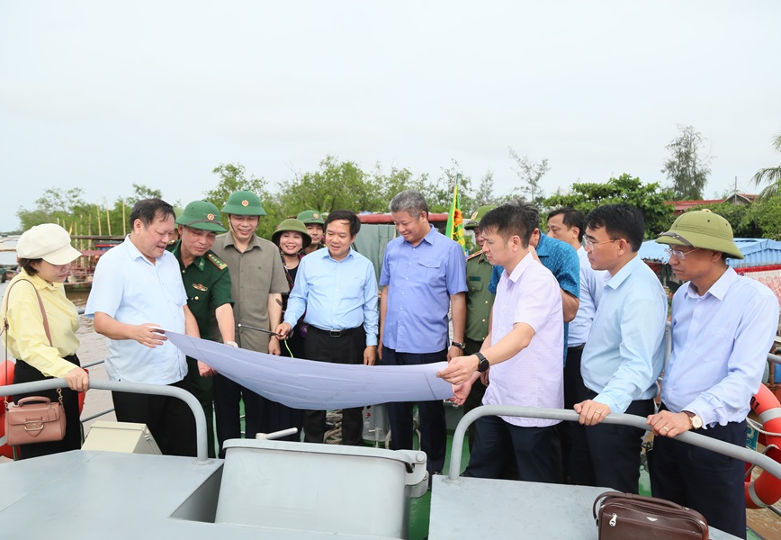 Đo&agrave;n c&ocirc;ng t&aacute;c đ&atilde; trao đổi, nắm bắt t&igrave;nh h&igrave;nh quản l&yacute; v&ugrave;ng biển, khu vực bi&ecirc;n giới biển; hoạt động khai th&aacute;c, nu&ocirc;i trồng thủy sản; c&ocirc;ng t&aacute;c quản l&yacute; Nh&agrave; nước v&ugrave;ng b&atilde;i bồi v&agrave; bảo đảm an ninh trật tự khu vực ven biển.