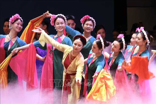 Chương trình nghệ thuật chào mừng Đại hội. Ảnh: Lâm Khánh/TTXVN Chương trình nghệ thuật chào mừng Đại hội. Ảnh: Lâm Khánh/TTXVN