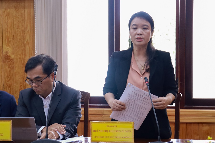 B&agrave; Huỳnh Thị Phương Duy&ecirc;n Gi&aacute;m đốc sở Y tế ph&aacute;t biểu tại cuộc họp