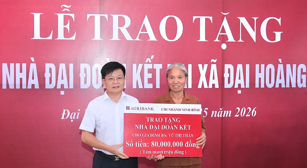 Lãnh đạo Agribank Chi nhánh tỉnh Ninh Bình trao biển hỗ trợ tiền cho gia đình bà Vũ Thị Thân, xã Đại Hoàng, thuộc diện hộ nghèo Lãnh đạo Agribank Chi nhánh tỉnh Ninh Bình trao biển hỗ trợ tiền cho gia đình bà Vũ Thị Thân, xã Đại Hoàng, thuộc diện hộ nghèo