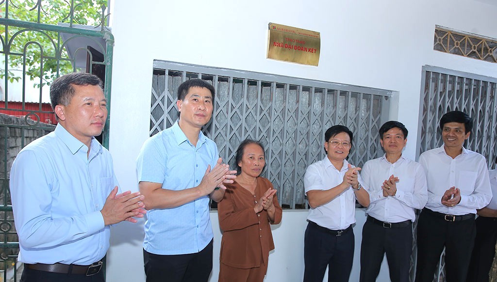 Các đại biểu bàn giao nhà cho gia đình bà Nguyễn Thị Cúc, xã Đại Hoàng, thuộc diện hộ nghèo Các đại biểu bàn giao nhà cho gia đình bà Nguyễn Thị Cúc, xã Đại Hoàng, thuộc diện hộ nghèo