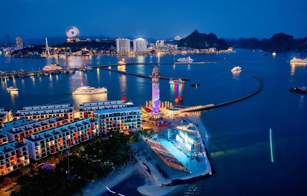 Tuyến phố đêm VUI-Fest Ha Long tấp nập du khách, góp phần nối dài hành trình trải nghiệm từ sáng đến đêm tại Sun Elite City. Ảnh: Ánh Dương Tuyến phố đêm VUI-Fest Ha Long tấp nập du khách, góp phần nối dài hành trình trải nghiệm từ sáng đến đêm tại Sun Elite City. Ảnh: Ánh Dương