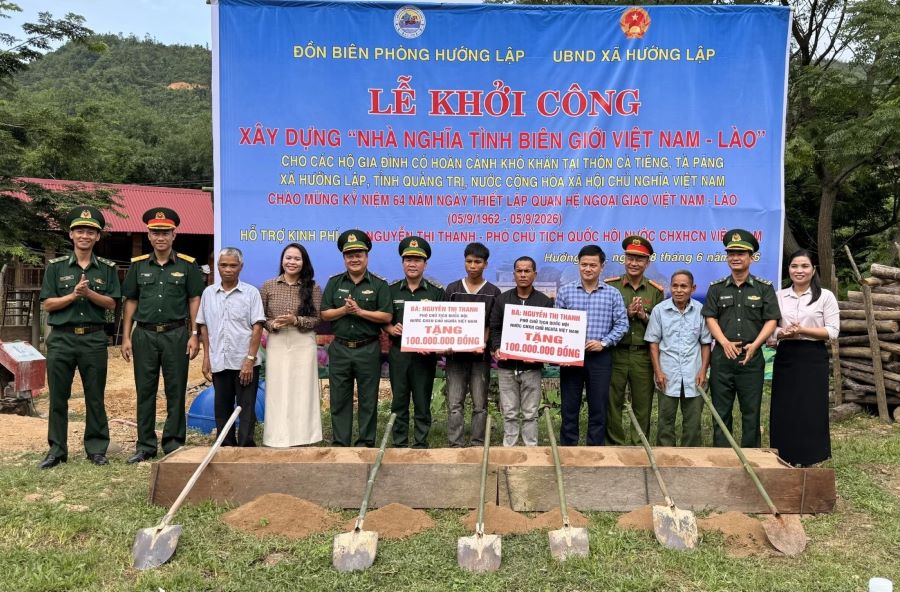 Đại diện Đồn Bi&ecirc;n ph&ograve;ng Hướng Lập tổ chức lễ khởi c&ocirc;ng v&agrave; trao bi&ecirc;̉n tượng trưng h&ocirc;̃ trợ x&acirc;y dựng nhà ở cho các h&ocirc;̣ d&acirc;n tại x&atilde; Hướng Lập