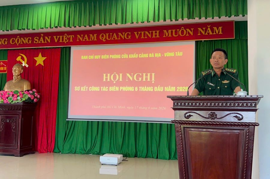 Thượng tá Trần Văn Bảng, Chỉ huy trưởng Ban Chỉ huy Biên phòng cửa khẩu cảng Bà Rịa - Vũng Tàu phát biểu kết luận tại hội nghị. Thượng tá Trần Văn Bảng, Chỉ huy trưởng Ban Chỉ huy Biên phòng cửa khẩu cảng Bà Rịa - Vũng Tàu phát biểu kết luận tại hội nghị.