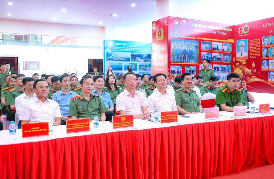 Đại biểu tham dự buổi lễ