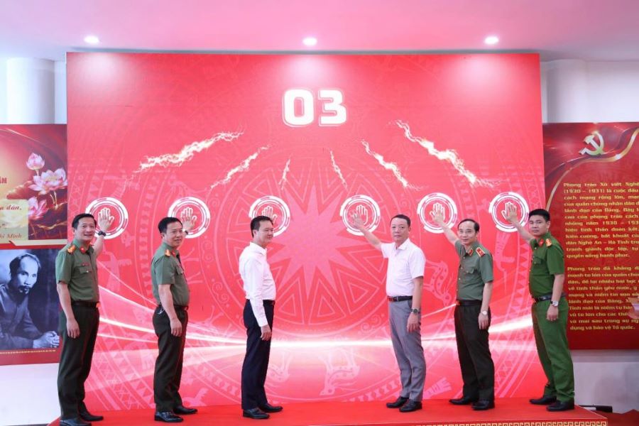 Chủ tịch UBND tỉnh H&agrave; Tĩnh Phan Thi&ecirc;n Định v&agrave; c&aacute;c đại biểu cử h&agrave;nh nghi thức khai trương trưng b&agrave;y h&igrave;nh ảnh, tư liệu, hiện vật ch&agrave;o mừng kỷ niệm 80 năm ng&agrave;y truyền thống lực lượng An ninh nh&acirc;n d&acirc;n