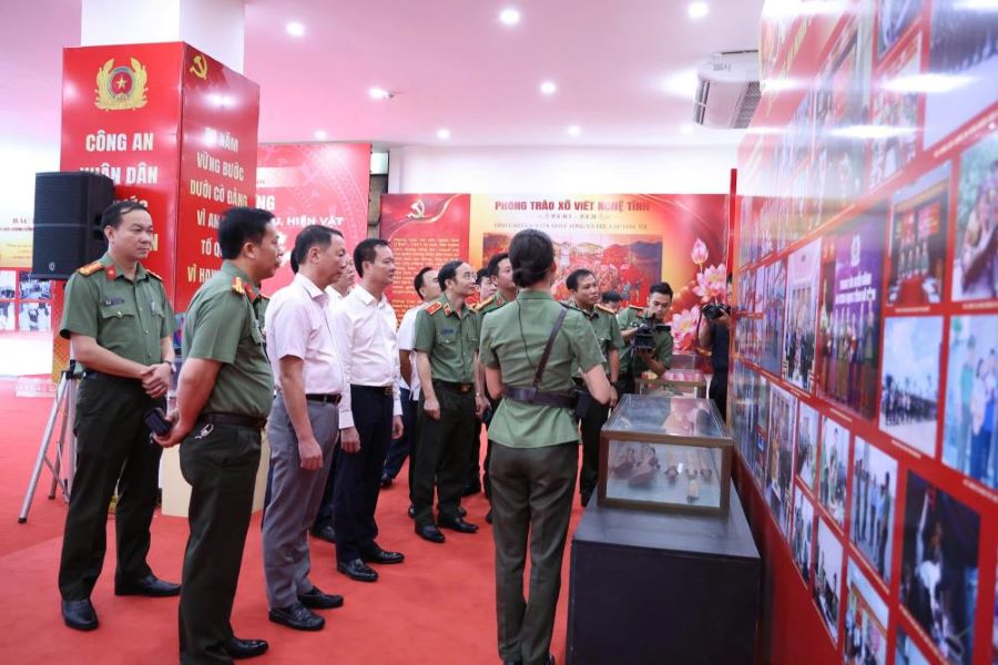 C&aacute;c đồng ch&iacute; L&atilde;nh đạo tỉnh v&agrave; Ban gi&aacute;m đốc C&ocirc;ng an tỉnh H&agrave; Tĩnh c&ugrave;ng đại biểu tham quan khu trưng b&agrave;y h&igrave;nh ảnh, tư liệu, hiện vật