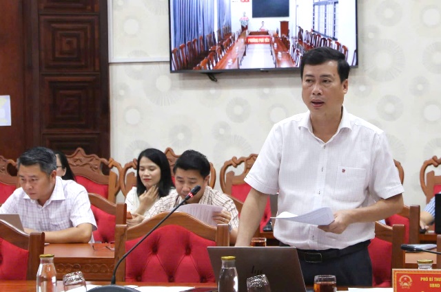 Gi&aacute;m đốc Sở Văn h&oacute;a, Thể thao v&agrave; du lịch Trần Hồng Tiến ph&aacute;t biểu tại cuộc họp.
