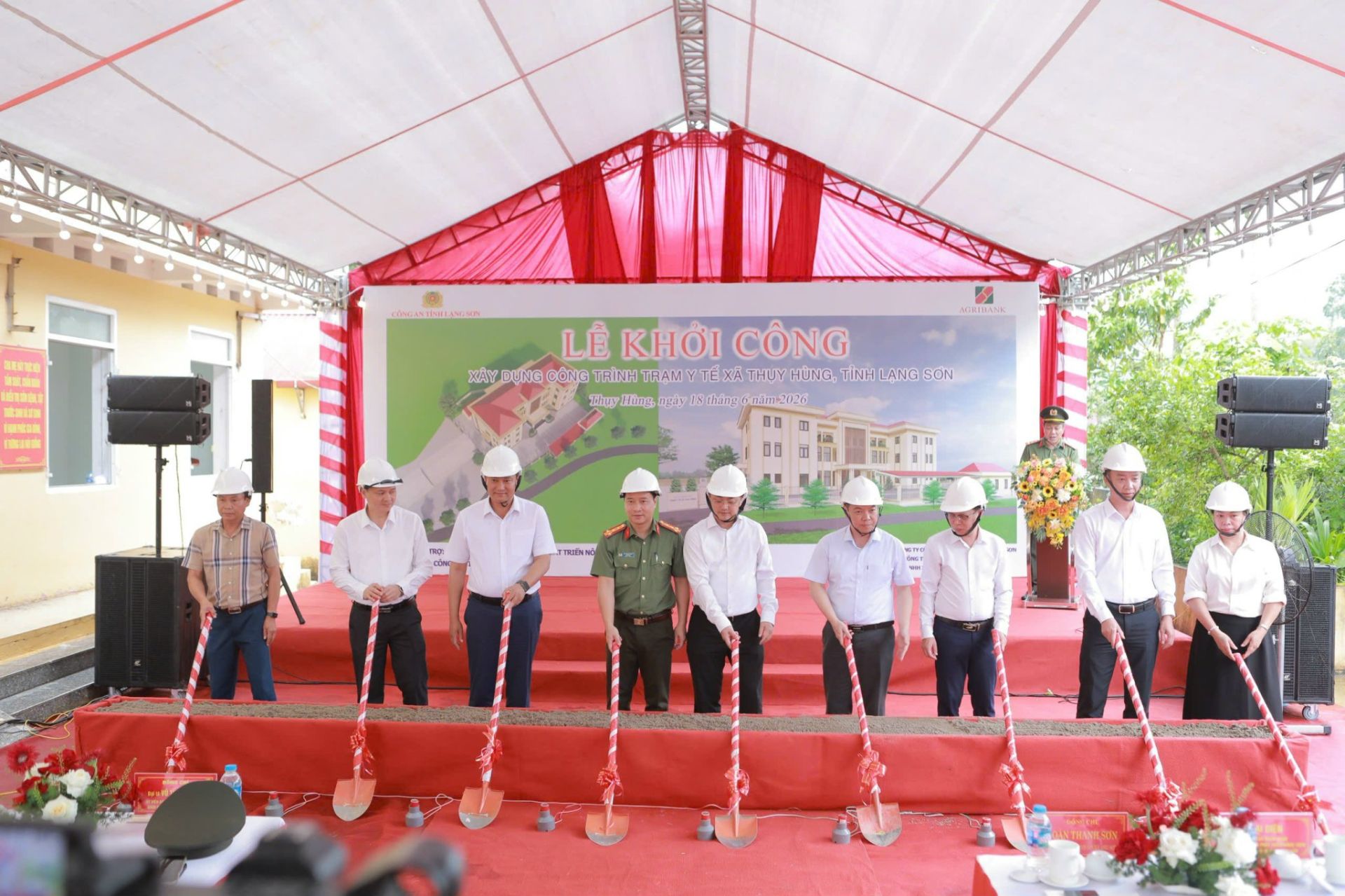 C&aacute;c đại biểu thực hiện nghi thức khởi c&ocirc;ng x&acirc;y dựng Trạm Y tế x&atilde; Thụy H&ugrave;ng, tỉnh Lạng Sơn