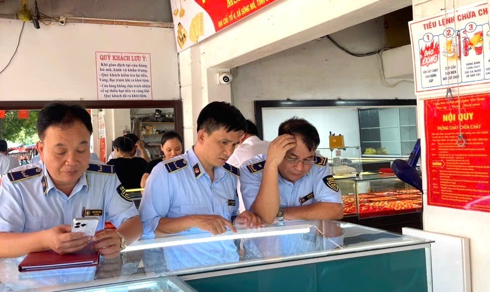 Lực lượng thuộc Đội Quản l&yacute; thị trường số 6 kiểm tra h&agrave;ng h&oacute;a tại cơ sở kinh doanh tr&ecirc;n địa b&agrave;n