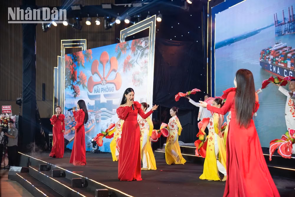 Tiết mục biểu diễn nghệ thuật trong Lễ khai mạc. (Ảnh: MINH DUY) Tiết mục biểu diễn nghệ thuật trong Lễ khai mạc. (Ảnh: MINH DUY)