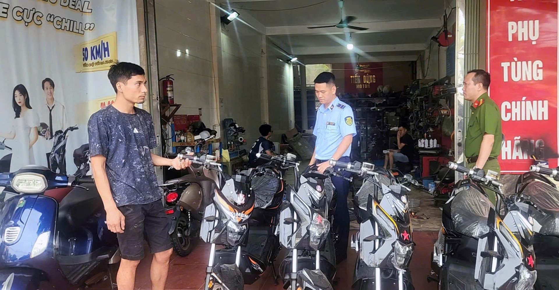 Lực lượng Quản lý thị trường Hà Nội bắt giữ xe đạp điện đã qua độ chế thành xe máy điện tại cửa hàng Tuấn Linh, số 20, ngõ 12 Khuất Duy Tiến. Ảnh: Lê Minh Lực lượng Quản lý thị trường Hà Nội bắt giữ xe đạp điện đã qua độ chế thành xe máy điện tại cửa hàng Tuấn Linh, số 20, ngõ 12 Khuất Duy Tiến. Ảnh: Lê Minh