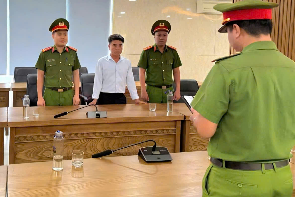 Cơ quan công an thi hành quyết định khởi tố bị can đối với Huỳnh Văn Lo. Cơ quan công an thi hành quyết định khởi tố bị can đối với Huỳnh Văn Lo.
