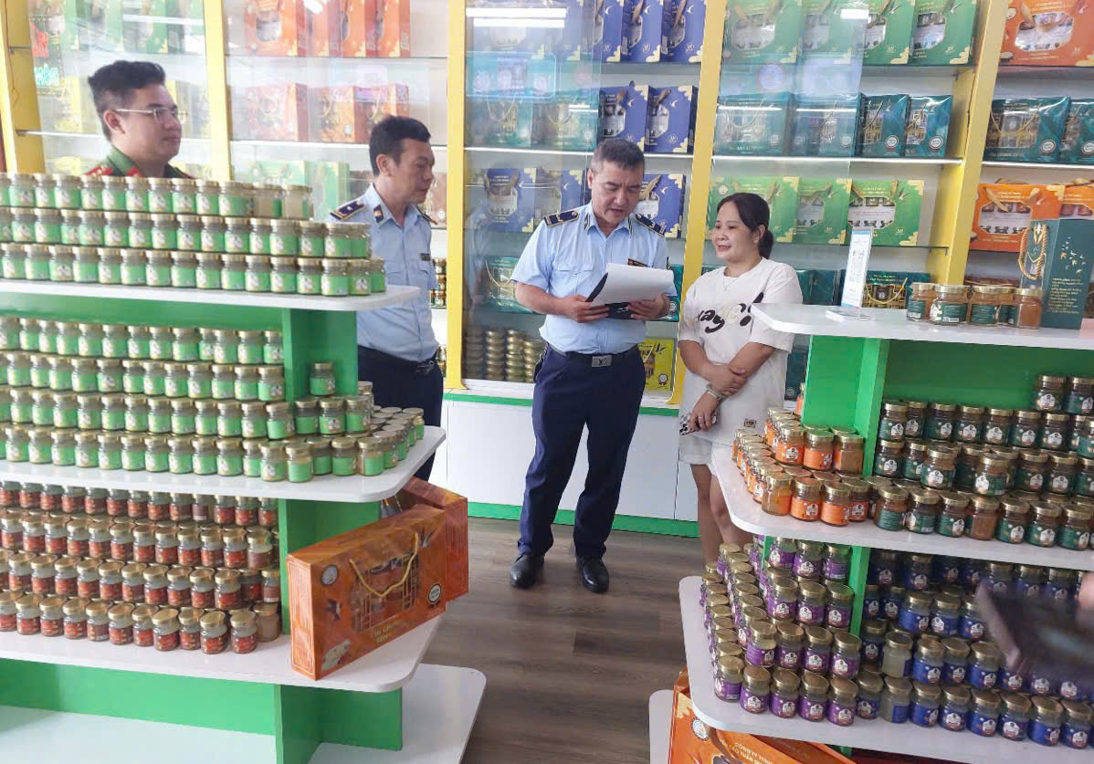 Lực lượng chức năng kiểm tra hoạt động sản xuất, kinh doanh tại Công ty TNHH Yến sào Tuấn Dương & TKT. (Ảnh: QLTT) Lực lượng chức năng kiểm tra hoạt động sản xuất, kinh doanh tại Công ty TNHH Yến sào Tuấn Dương & TKT. (Ảnh: QLTT)