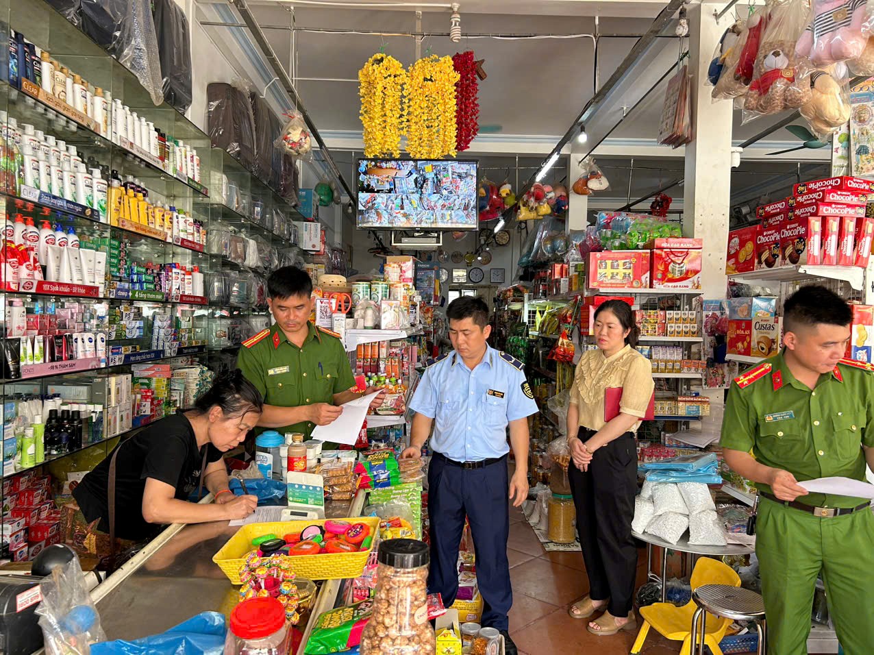 Đội QLTT số 8 Tuyên Quang: Siết chặt quản lý thị trường, mạnh tay dẹp nạn gian lận thương mại