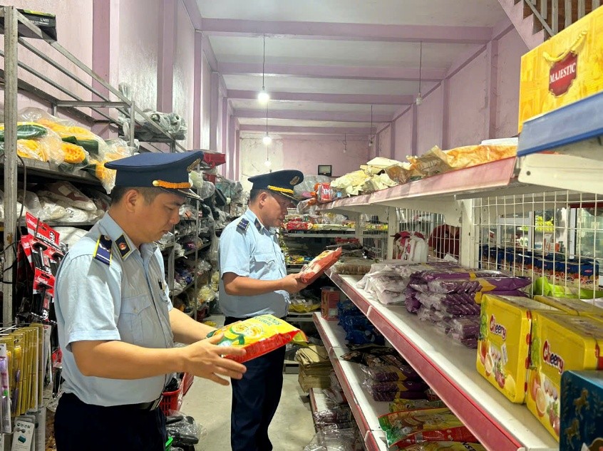 Lực lượng Quản lý thị trường số 8 kiểm tra hàng hóa tại cơ sở kinh doanh Lực lượng Quản lý thị trường số 8 kiểm tra hàng hóa tại cơ sở kinh doanh
