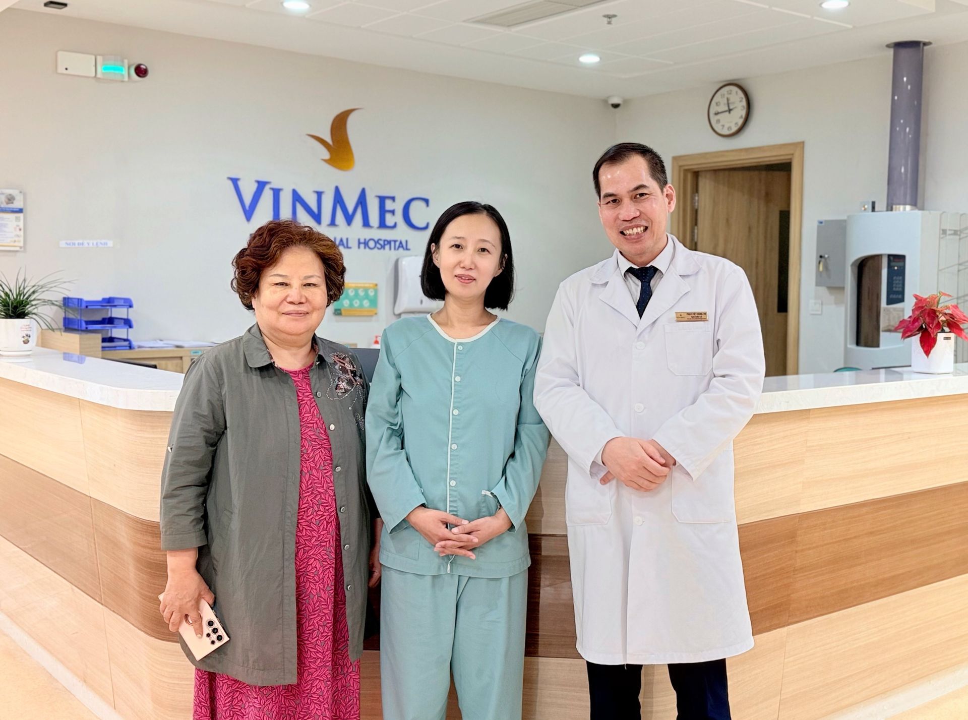 Nữ du khách hồi phục tích cực trong niềm vui của bác sĩ và gia đình. Nữ du khách hồi phục tích cực trong niềm vui của bác sĩ và gia đình.