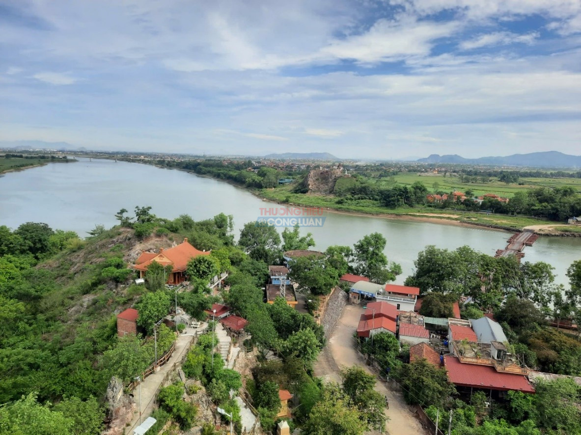S&ocirc;ng Chu hiện ra uốn lượn giữa m&agrave;u xanh của l&agrave;ng mạc v&agrave; ruộng đồng. Ch&iacute;nh vị tr&iacute; đặc biệt n&agrave;y &ndash; n&uacute;i nh&igrave;n xuống s&ocirc;ng, s&ocirc;ng &ocirc;m lấy n&uacute;i &ndash; đ&atilde; khiến nơi đ&acirc;y trở th&agrave;nh điểm hội tụ của nhiều thế hệ người Việt.