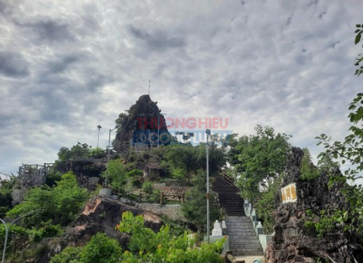 Bậc đ&aacute; dẫn từ ch&acirc;n n&uacute;i l&ecirc;n đỉnh B&agrave;n A Sơn, mở ra tầm nh&igrave;n bao qu&aacute;t v&ugrave;ng đất ven s&ocirc;ng Chu. Ảnh: Ng&ocirc; Cường