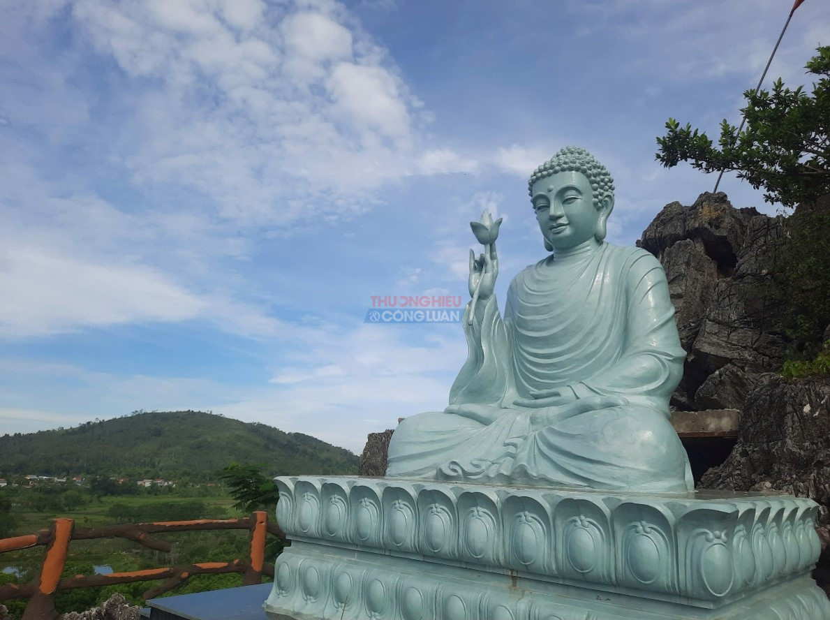Tượng Phật được x&acirc;y dựng tr&ecirc;n đỉnh B&agrave;n A Sơn trong những năm gần đ&acirc;y, lưng quay về s&ocirc;ng Chu, mặt hướng về ph&iacute;a khu vực trung t&acirc;m. B&ecirc;n cạnh những dấu t&iacute;ch l&acirc;u đời, ngọn n&uacute;i vẫn tiếp tục đ&oacute;n nhận những dấu ấn của h&ocirc;m nay. Ảnh: Ng&ocirc; Cường