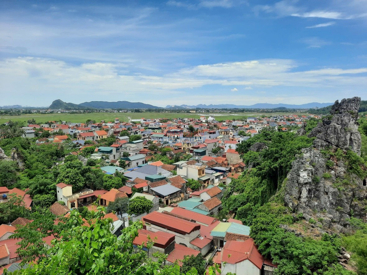 Những khu d&acirc;n cư quần tụ b&ecirc;n ch&acirc;n n&uacute;i. Xen giữa những m&aacute;i ng&oacute;i cũ l&agrave; những ng&ocirc;i nh&agrave; mới của v&ugrave;ng qu&ecirc; ven s&ocirc;ng. Ảnh: Ng&ocirc; Cường