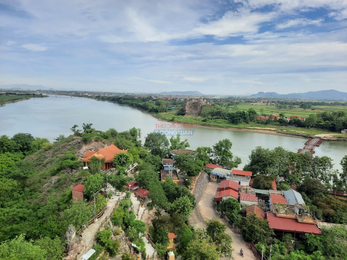 Chiếc cầu phao Vồm nối đ&ocirc;i bờ s&ocirc;ng Chu vẫn l&agrave; h&igrave;nh ảnh quen thuộc với người d&acirc;n địa phương, tạo n&ecirc;n nhịp sống thường ng&agrave;y dưới ch&acirc;n B&agrave;n A Sơn. Ảnh: Ng&ocirc; Cường