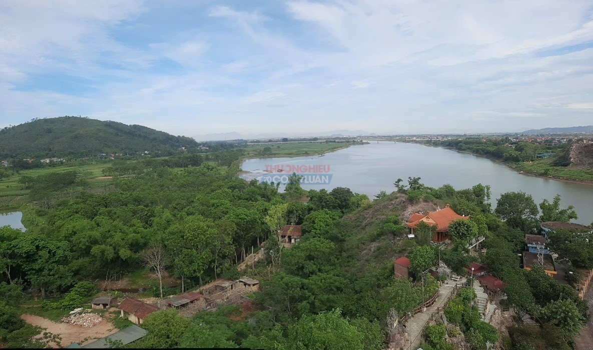 S&ocirc;ng Chu uốn m&igrave;nh qua những l&agrave;ng qu&ecirc; ven bờ. Ph&iacute;a xa l&agrave; N&uacute;i Đọ &ndash; địa điểm khảo cổ học nổi tiếng gắn với dấu t&iacute;ch cư d&acirc;n tiền sử tr&ecirc;n v&ugrave;ng đất Thanh H&oacute;a. Ảnh: Ng&ocirc; Cường
