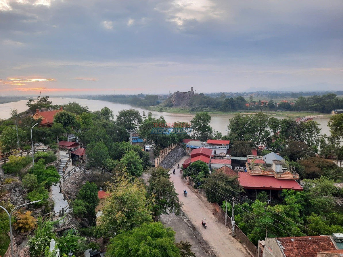 Từ đỉnh B&agrave;n A Sơn, những dấu t&iacute;ch của qu&aacute; khứ v&agrave; nhịp sống h&ocirc;m nay c&ugrave;ng hiện diện trong một tầm mắt tr&ecirc;n v&ugrave;ng đất ven s&ocirc;ng n&agrave;y.
