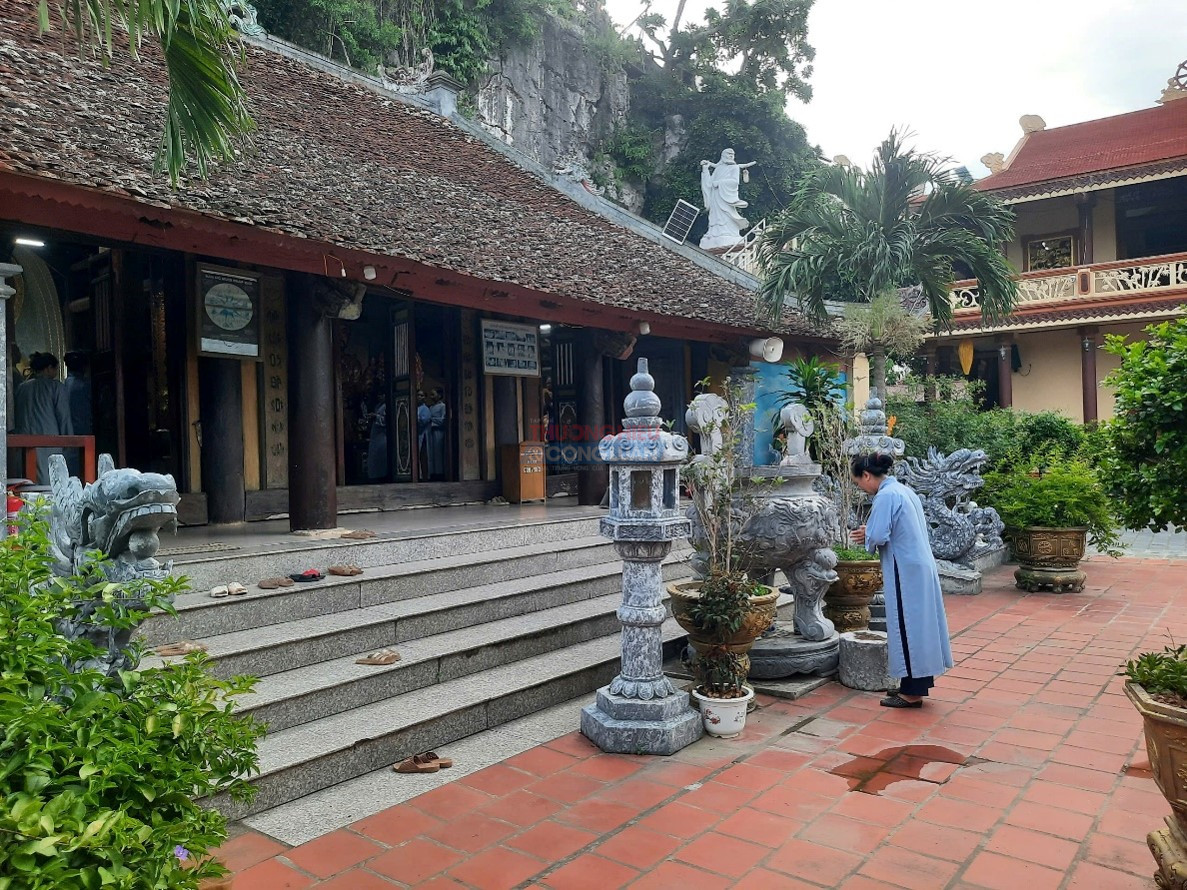 Một buổi s&aacute;ng ng&agrave;y thường tại ch&ugrave;a Vồm. Kh&ocirc;ng phải m&ugrave;a lễ hội, vẫn c&oacute; người d&acirc;n địa phương đến d&acirc;ng hương v&agrave; lễ Phật. Ảnh: Ng&ocirc; Cường