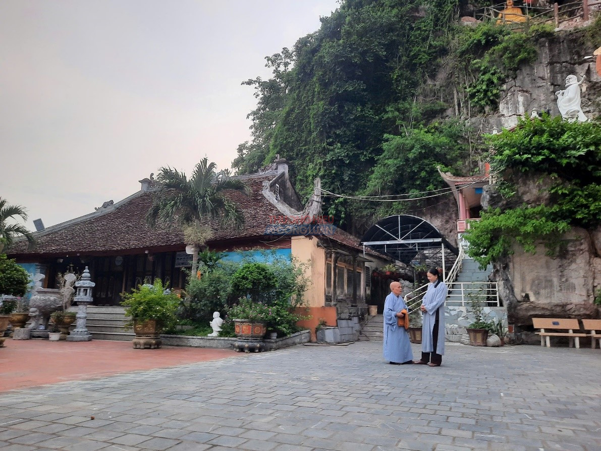B&ecirc;n cạnh những dấu t&iacute;ch đ&atilde; tồn tại qua nhiều thế kỷ, nhịp sống đời thường vẫn tiếp diễn dưới ch&acirc;n B&agrave;n A Sơn. Ảnh: Ng&ocirc; Cường