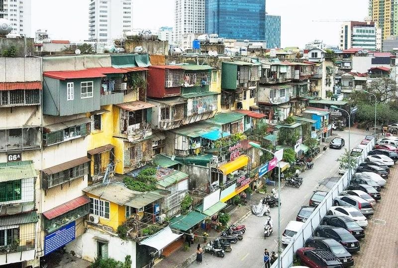 Nhiều khu chung cư cũ tại H&agrave; Nội đ&atilde; xuống cấp sau nhiều năm sử dụng.