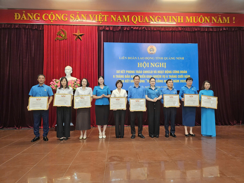 Tập thể c&aacute;c CĐCS được tuy&ecirc;n dương khen thưởng