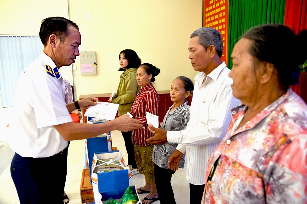 Đại t&aacute; L&ecirc; Văn T&uacute;, B&iacute; Thư Đảng ủy, Ch&iacute;nh ủy Bộ Tư lệnh V&ugrave;ng Cảnh S&aacute;t Biển 3, trao qu&agrave; cho b&agrave; con c&oacute; ho&agrave;n cảnh kh&oacute; tr&ecirc;n địa b&agrave;n x&atilde;
