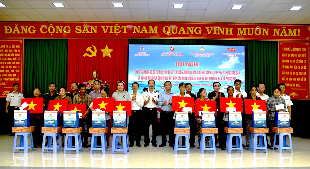 Bộ Tư lệnh Vùng Cảnh sát biển 3 đồng hành cùng ngư dân xã Phước Hải