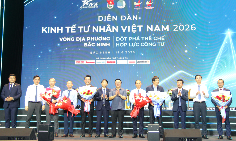 Ban tổ chức tặng hoa c&aacute;c đại biểu tham dự diễn đ&agrave;n.