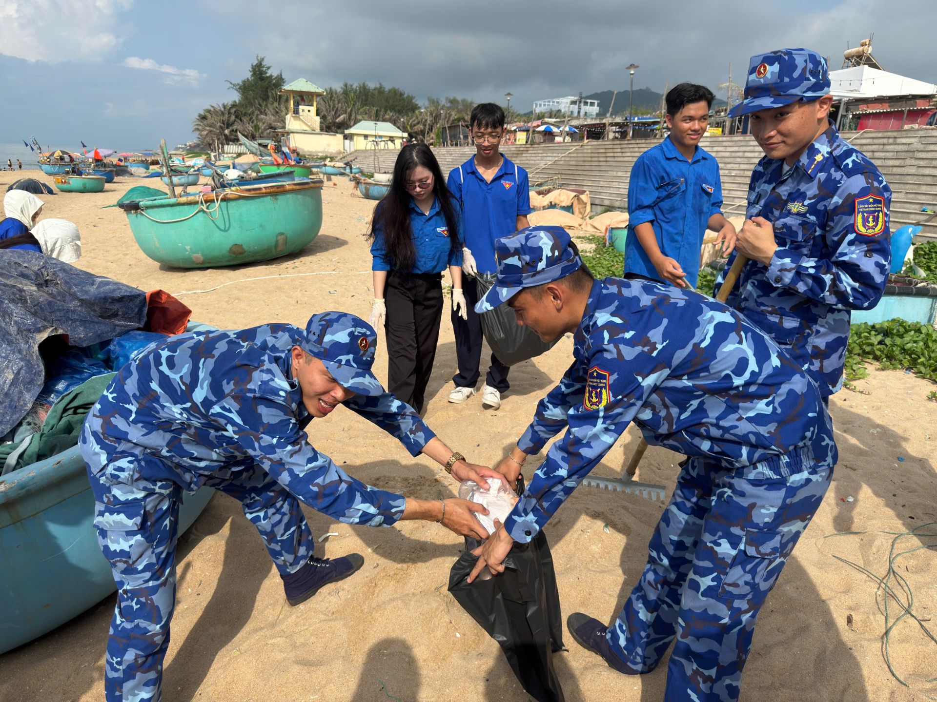 Đo&agrave;n vi&ecirc;n thanh ni&ecirc;n Bộ Tư lệnh v&ugrave;ng Cảnh S&aacute;t biển 3 v&agrave; địa phương thu gom r&aacute;c thải