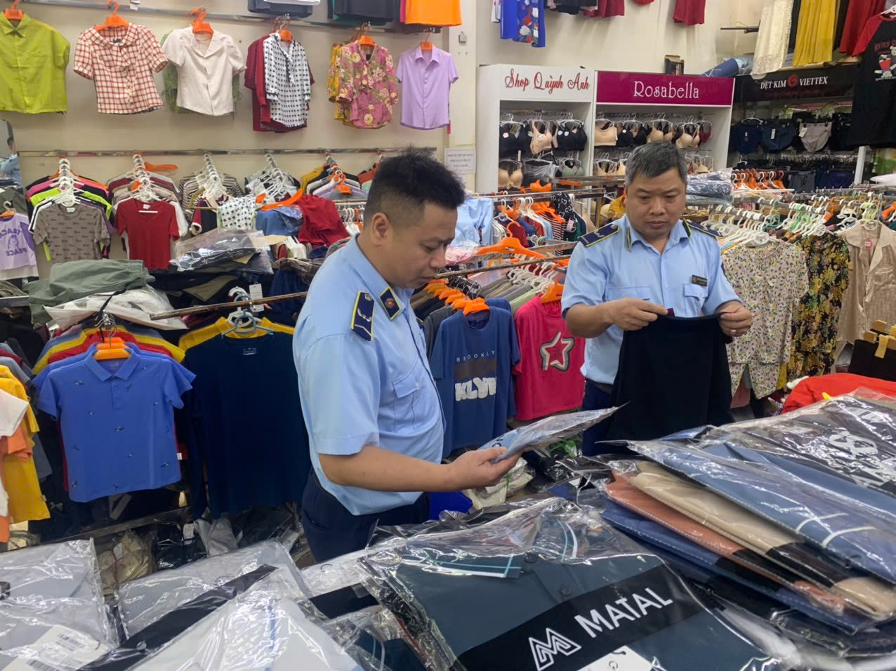 Lực lượng QLTT tỉnh Lào Cai kiểm tra hàng hóa tại cơ sở kinh doanh Lực lượng QLTT tỉnh Lào Cai kiểm tra hàng hóa tại cơ sở kinh doanh