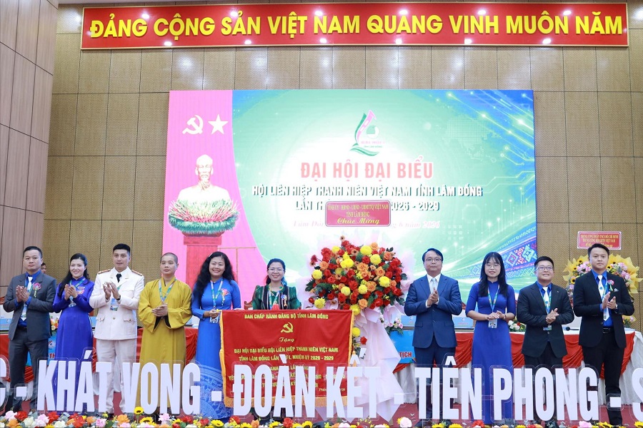 Đồng ch&iacute; Đặng Hồng Sỹ, Ph&oacute; B&iacute; thư Thường trực Tỉnh ủy L&acirc;m Đồng trao bức trướng với nội dung 