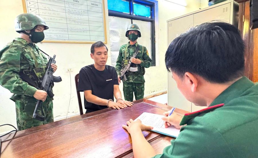 Lực lượng chức năng bắt giữ th&ecirc;m đối tượng Ho&agrave;ng Ngọc Ph&uacute;