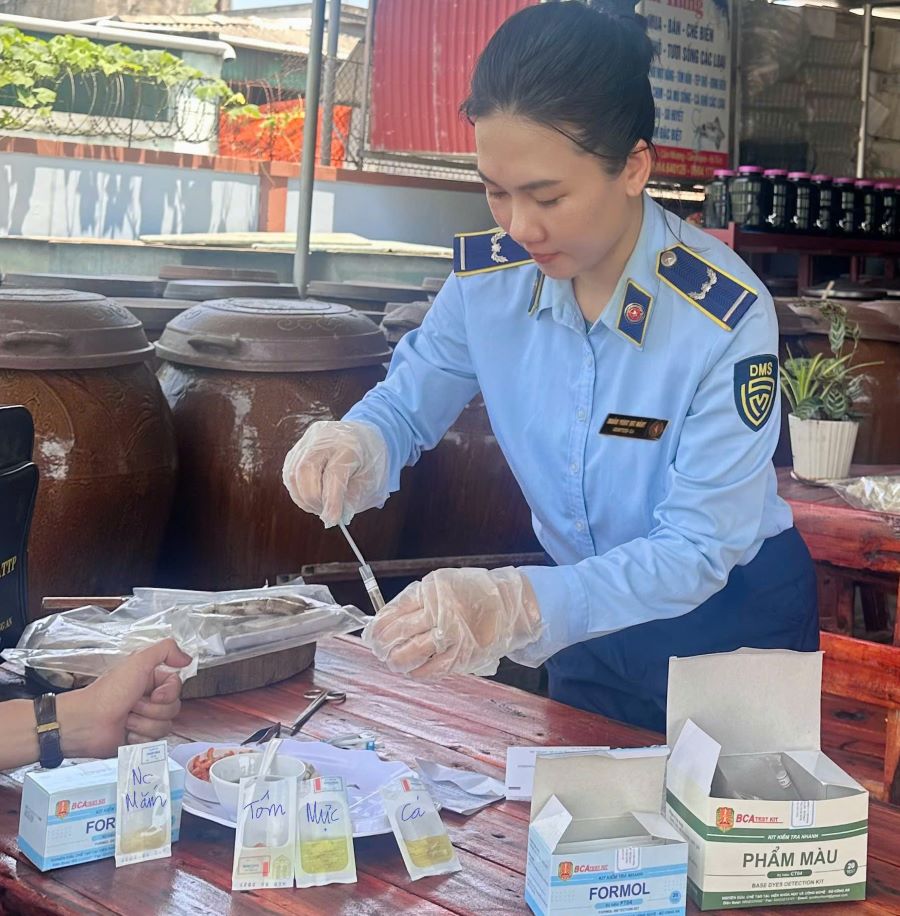 Lực lượng QLTT H&agrave; Tĩnh tiến h&agrave;nh lấy mẫu kiểm tra chất lượng thực phẩm tại c&aacute;c cơ sở chế biến kinh doanh