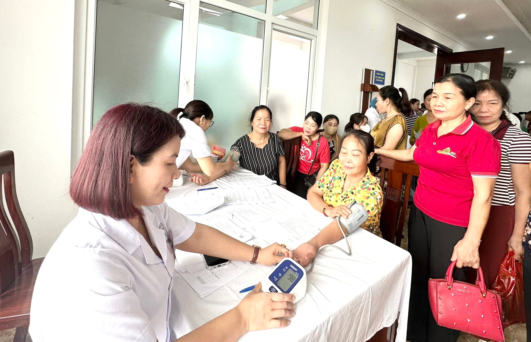 Tỉnh L&agrave;o Cai phấn đấu đến hết th&aacute;ng 6/2026 c&oacute; tối thiểu 50% người d&acirc;n được kh&aacute;m sức khỏe định kỳ hoặc kh&aacute;m s&agrave;ng lọc miễn ph&iacute;