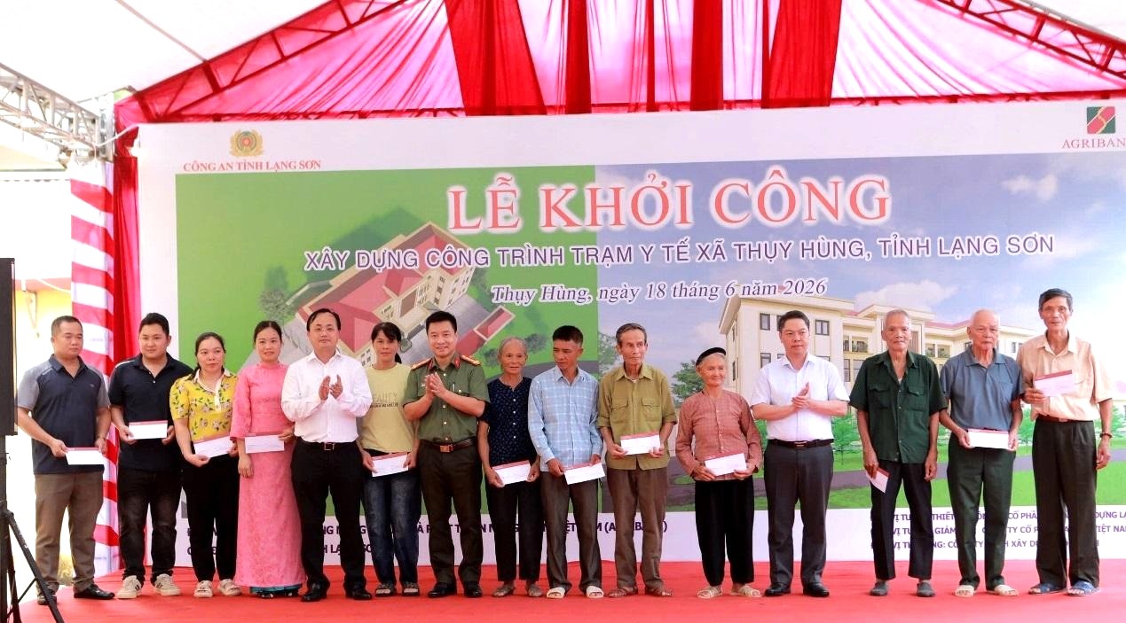 Các đại biểu trao tặng quà tới 12 hộ gia đình chính sách Các đại biểu trao tặng quà tới 12 hộ gia đình chính sách