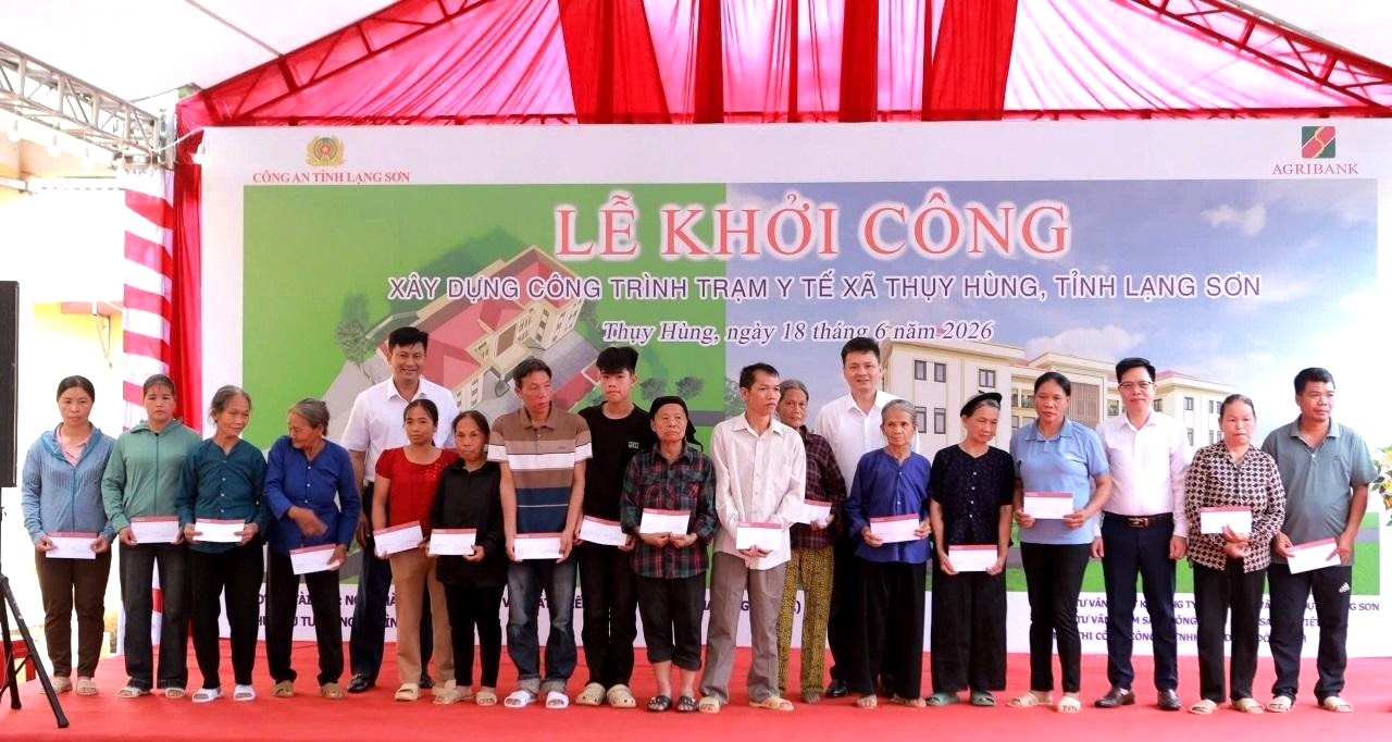 Các đại biểu trao tặng quà tới 12 hộ gia đình chính sách xã Thụy Hùng Các đại biểu trao tặng quà tới 12 hộ gia đình chính sách xã Thụy Hùng