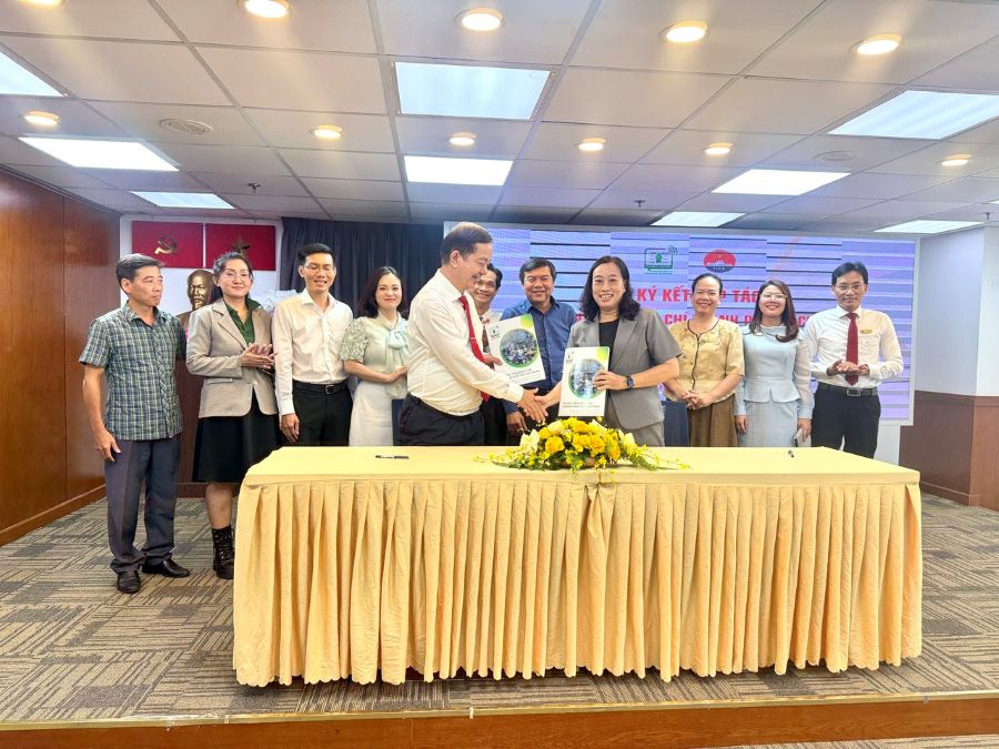 Trung t&acirc;m B&aacute;o ch&iacute; TP.HCM v&agrave; Học viện C&aacute;n bộ TP.HCM k&yacute; kết thỏa thuận hợp t&aacute;c về phối hợp đ&agrave;o tạo, nghi&ecirc;n cứu khoa học v&agrave; tư vấn ch&iacute;nh s&aacute;ch.