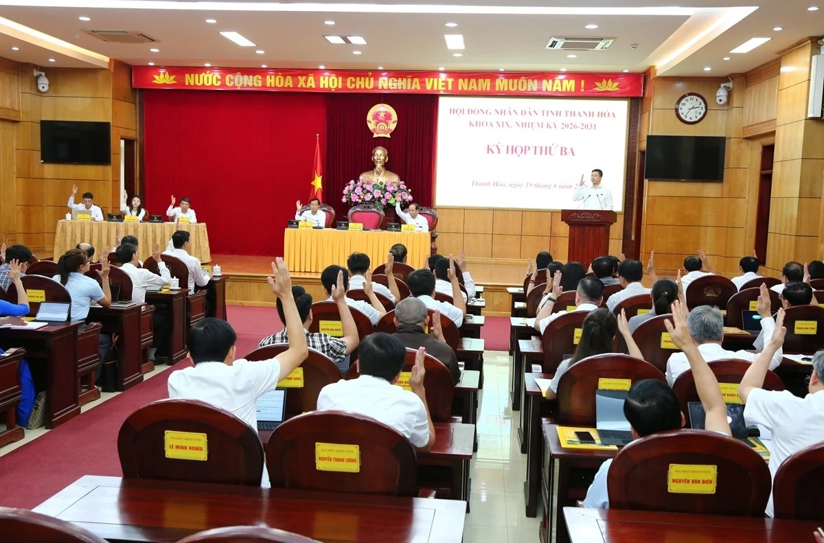 Đại biểu HĐND tỉnh biểu quyết thông qua các nghị quyết tại kỳ họp. Đại biểu HĐND tỉnh biểu quyết thông qua các nghị quyết tại kỳ họp.