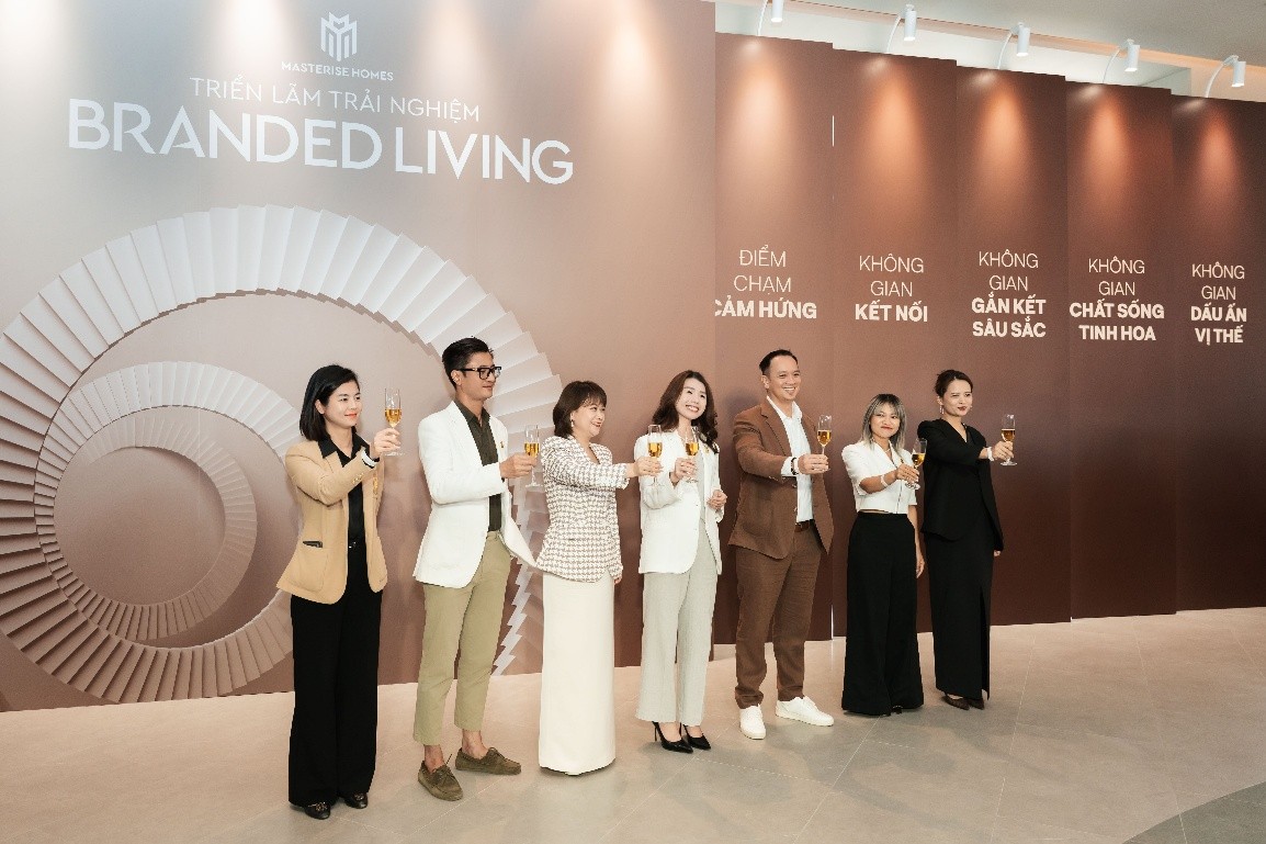 Khoảnh khắc nâng ly mở ra hành trình của “Thấu” Khoảnh khắc nâng ly mở ra hành trình của “Thấu”