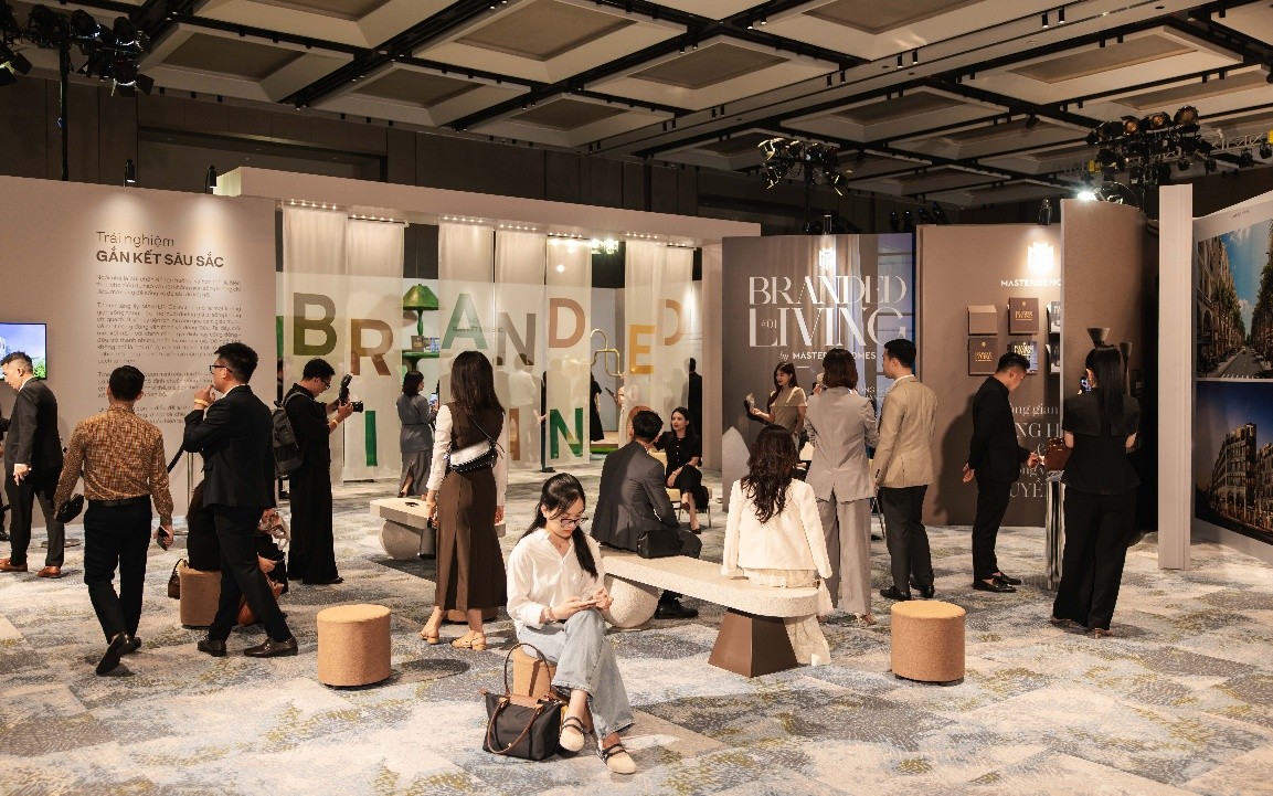 Đông đảo khách hàng tham quan triển lãm trải nghiệm Branded Living – ”Thấu” sáng 19/06/2026 tại Masterise Homes Sales Gallery, Ocean Park 3. Đông đảo khách hàng tham quan triển lãm trải nghiệm Branded Living – ”Thấu” sáng 19/06/2026 tại Masterise Homes Sales Gallery, Ocean Park 3.