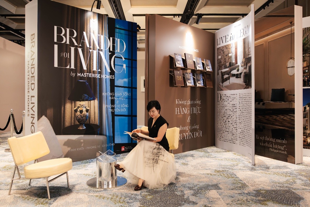 Khách hàng trải nghiệm không gian trưng bày Branded Living Magazine. Khách hàng trải nghiệm không gian trưng bày Branded Living Magazine.